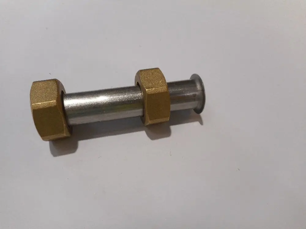 Edelstahlrohr mit zwei goldfarbenen halbrunden Elementen an den Enden, möglicherweise Teil eines Heizsystems von Remeha.